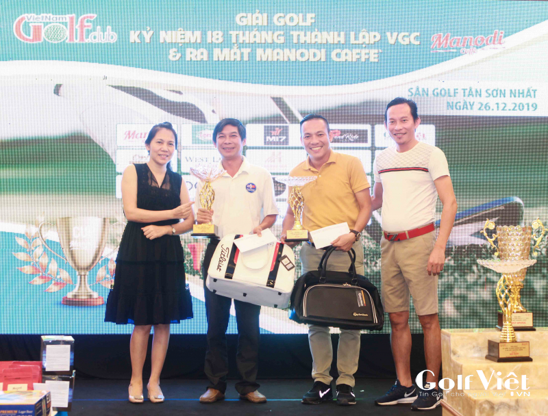 Hai golfer đoạt giải Nhì nhận Cup và quà tặng từ BTC, nhà tài trợ