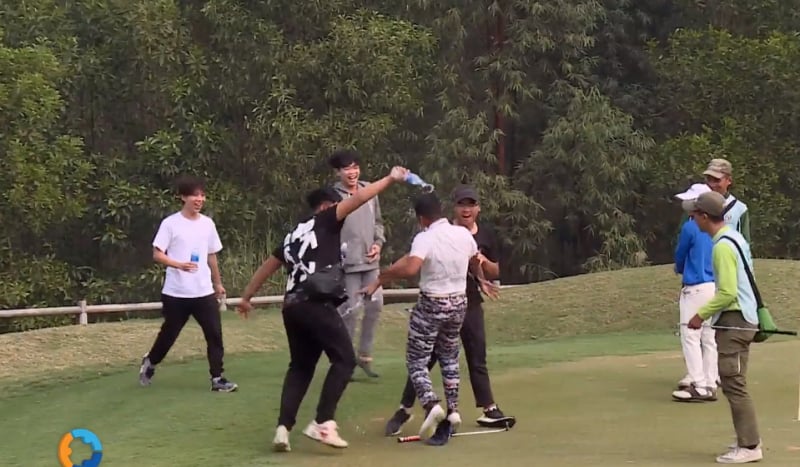 Các thành viên của tuyển golf trẻ Hà Nội ăn mừng chiến thắng của Nguyễn Nhất Minh trên green hố 18