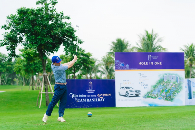 Các golfer thử sức chinh phục giải thưởng Hole in One: Căn hộ du lịch 5 sao tại quần thể nghỉ dưỡng Cam Ranh Bay tại hố 5B