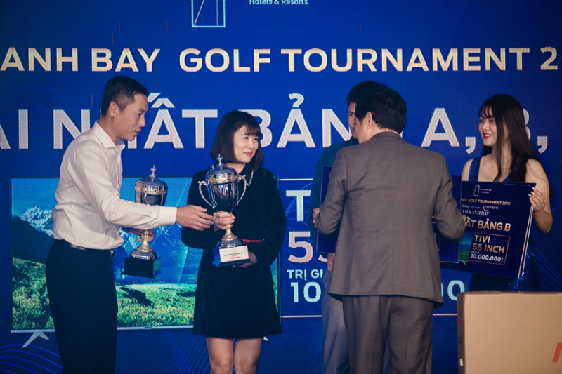 BTC trao cúp và quà tặng cho golfer đạt giải Nhất ở ba bảng A, B, C