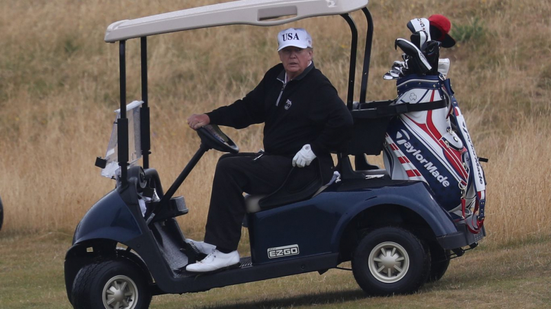 Tổng thống Trump trên sân golf của mình tại khu nghỉ mát Trump Turnberry ở Nam Ayrshire. Ảnh: Andrew Milligan