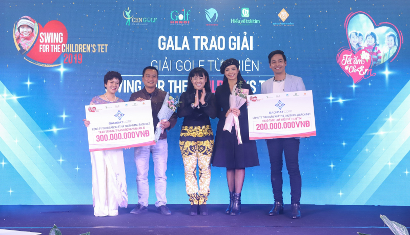 Bà Hoàng Thị Kim Châu, đại diện NTT Kim cương đồng hành cùng các đơn vị/quỹ từ thiện tại mùa giải năm 2019