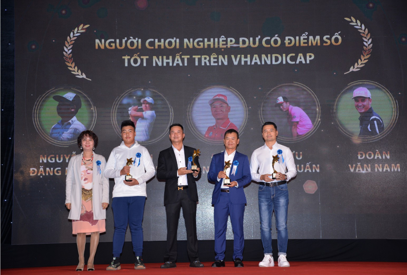Bà Nguyễn Thị Thu Hà, Phó Tổng thư ký nhiệm kỳ 3, Hiệp hội Golf Việt Nam trao giải thưởng cho 5 người chơi nghiệp dư có điểm số tốt nhất trên Vhandicap năm 2019