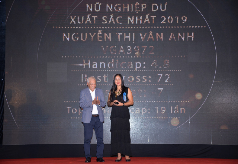 Ông Đoàn Mạnh Giao, Chủ tịch danh dự nhiệm kỳ 3 Hiệp hội Golf Việt Nam trao giải thưởng cho golfer Hoàng Quân và golfer Nguyễn Thị Vân Anh