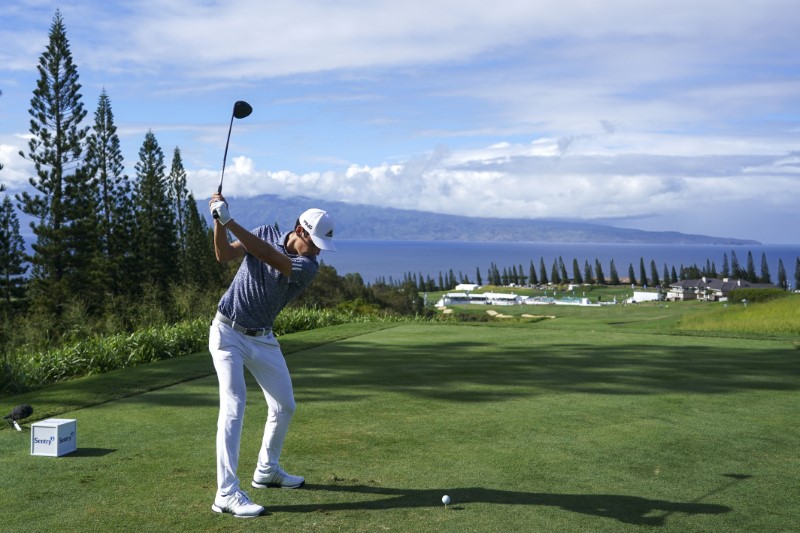Joaquin Niemann thi đấu trên sân golf tuyệt đẹp Kapalua Plantation ở Hawaii (Ảnh: Investing)