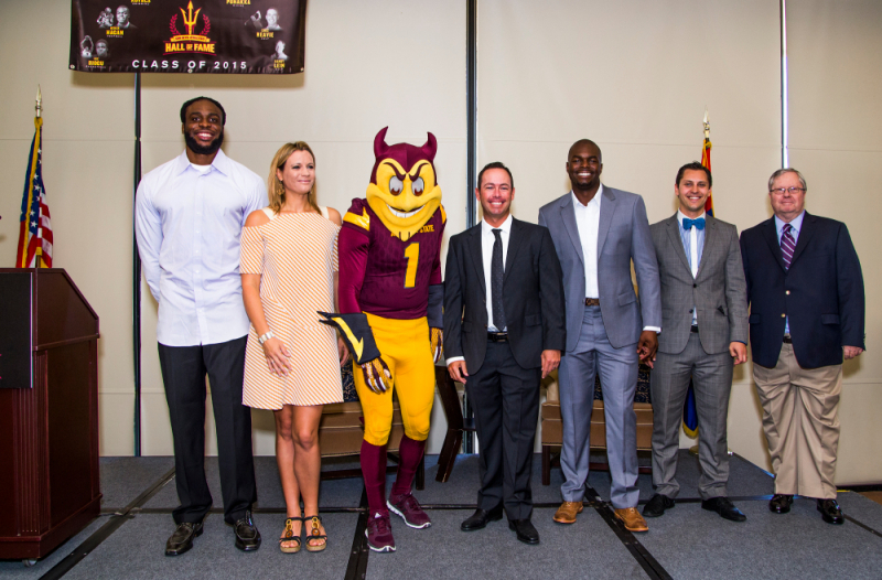 Hình chụp tại Arizona State’s Athletics Hall of Fame năm 2015. Từ trái sang phải: Ike Diogu, Agnes Kovacs, Chez Reavie, Derek Hagan, Joona Puhakka và huấn luyện viên golf Randy Lein.