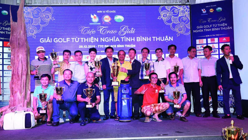 Nhà vô địch Giải golf từ thiện Nghĩa tình Bình Thuận: Golfer Phạm Minh Hồng (áo vàng) và các golfer đạt giải tại đêm Gala