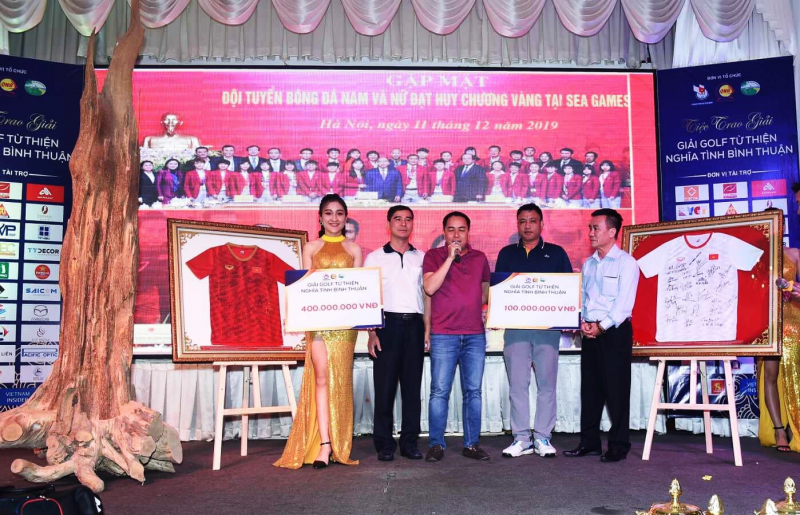 Điểm nhấn của sự kiện chính là phiên đấu giá hai chiếc áo thi đấu có chữ ký của Thủ tướng Nguyễn Xuân Phúc, ban huấn luyện và toàn bộ thành viên tuyển bóng đá nữ Việt Nam vô địch SEA Games 30