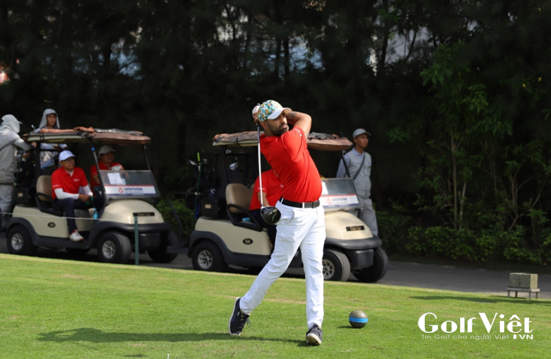 Golfer, HLV thể hình golf Kiran Bryan Mistry thi đấu trên sân golf Long Biên