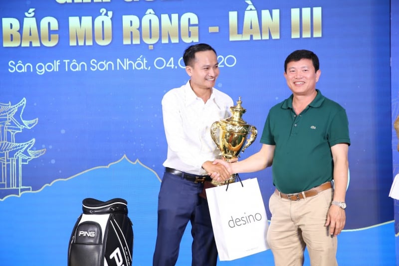 Golfer Nông Trung Hiếu nhận cúp Best Gross của giải