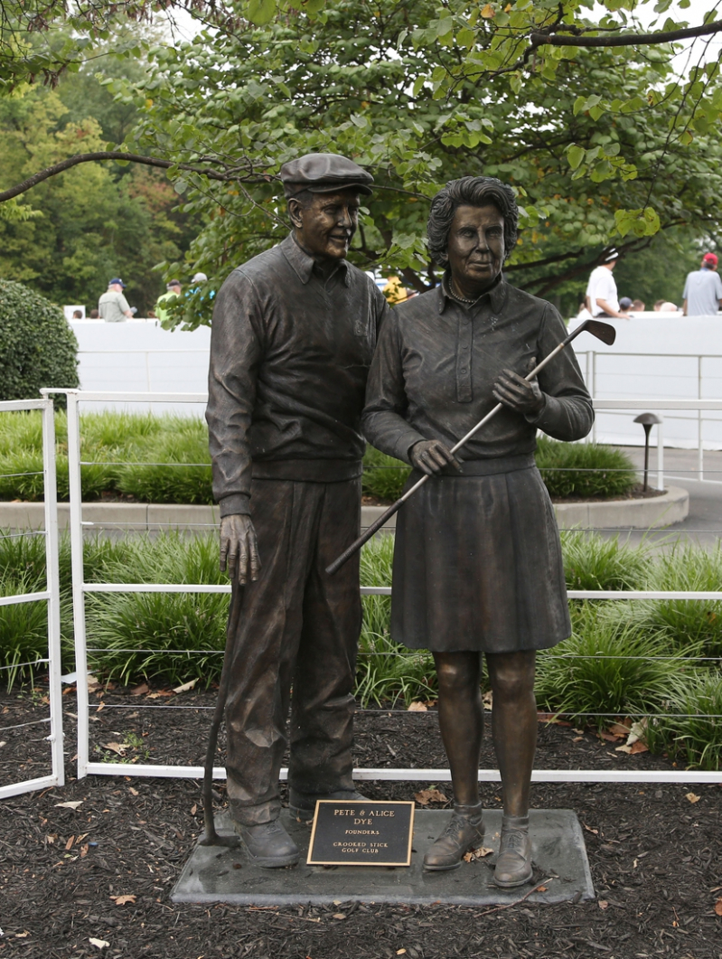 Bức tượng của Pete Dye cùng vợ Alice được đặt tại sân Crookes Stick