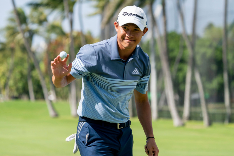 Golfer Collin Morikawa ăn mừng sau khi ghi điểm birdie