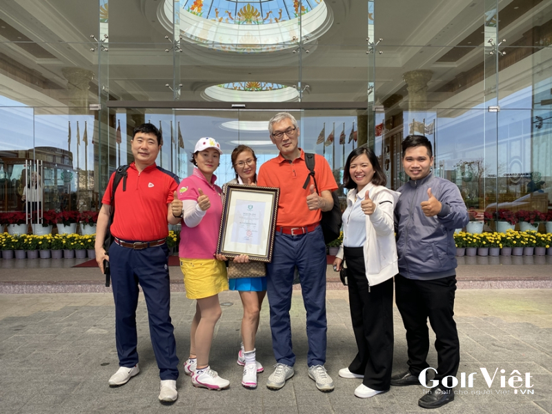 Golfer Hae Boung Kwon và giấy chứng nhận cho thành tích Hole in One