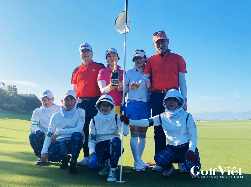 Golfer-Han-Quoc-ghi-dau-an-tren-san-golf-cua-huyen-thoai-Greg-Norman (2)