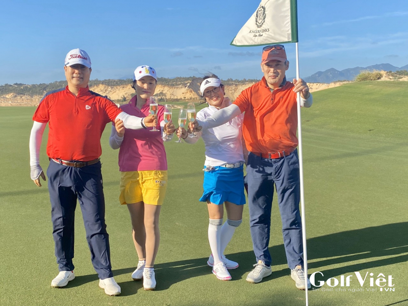 Golfer Hae Boung Kwon và những người bạn cùng chơi