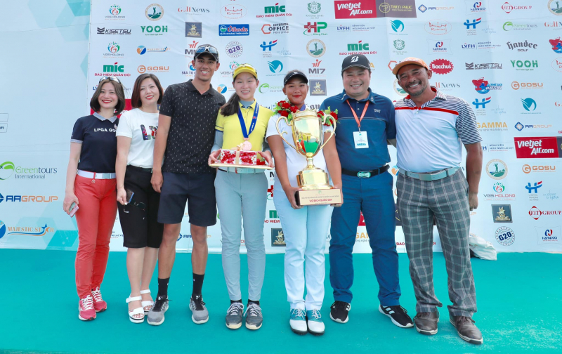 Nguyễn Thảo My và Đoàn Xuân Khuê Minh tại giải golf nữ nghiệp dư quốc gia 2019