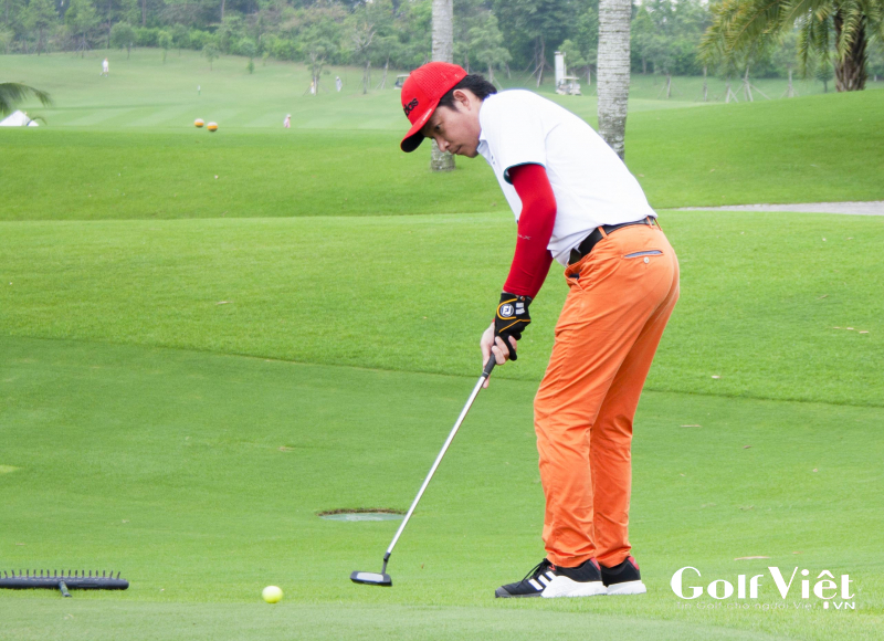 Khi lên sân golf, đa số các golfer mặc quần dài thông dụng bằng vải kaki có nếp gấp.