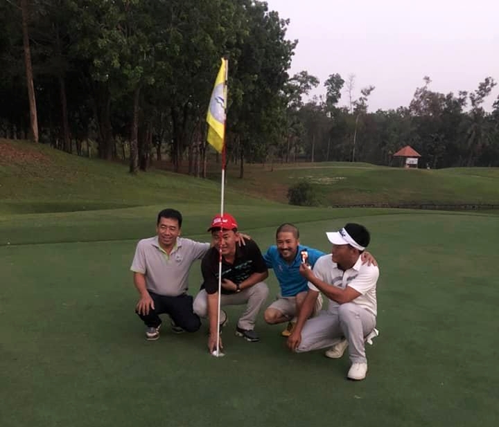 Golfer Ngọc Khanh (áo đen) - Người sở hữu HIO vào 6h tối, ngày 27 Tết