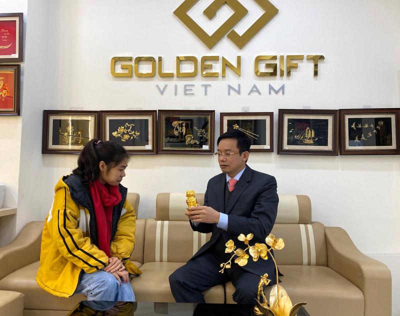 Ông Trần Thắng – CEO của Golden Gift Việt Nam đang giới thiệu công nghệ mạ vàng với khách hàng (bìa phải)