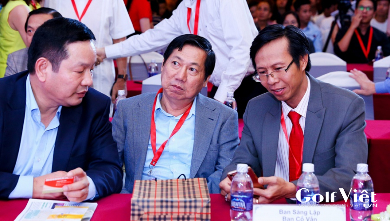 Nhà báo Lương Hoàng Hưng (bìa phải) tham gia cố vấn cho nhiều doanh nghiệp, sự kiện về quản trị và khởi nghiệp