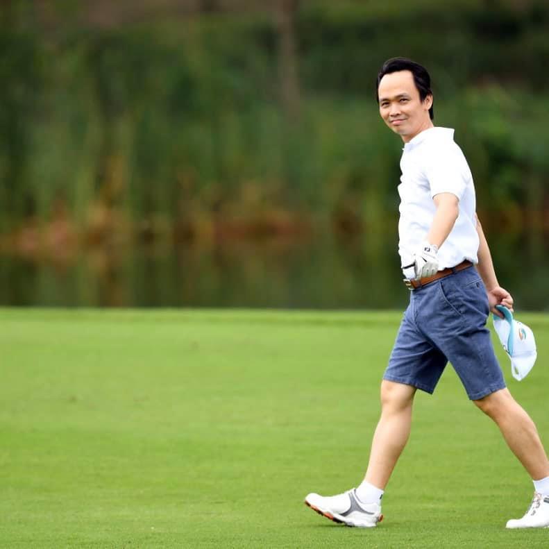 Chủ tịch Trịnh Văn Quyết sải bước trên sân FLC Golf Links Sam Son (Ảnh Facebook)