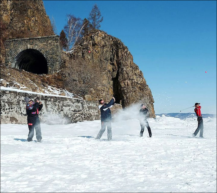 Tháng ba hàng năm, golfer từ khắp nơi trên thế giới tìm đến hồ Baikal để tận hưởng cảm giác chơi golf trên mặt sân băng (Ảnh: Siberiantimes)
