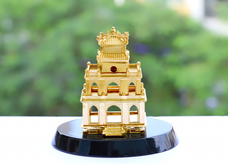 Mô hình Tháp Rùa Hà Nội mạ vàng do Golden Gift Việt Nam chế tác