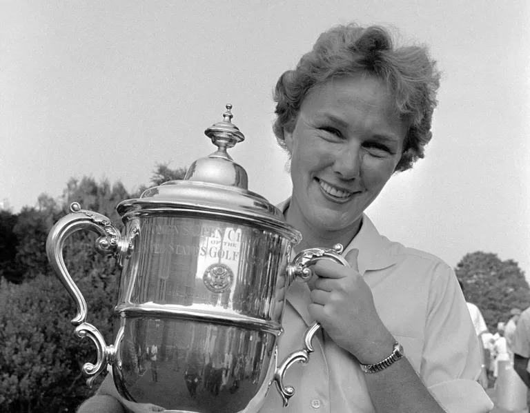 Mickey Wright đã giành được cúp vô địch U.S. Women’s Open 1964.