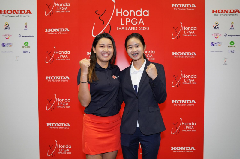 Atthaya Thitikul (trái) và Rina Tatematsu tại buổi họp báo Honda LPGA Thái Lan - Sự kiện sẽ khởi tranh từ 20 đến 23/2 nếu không chịu ảnh hưởng từ Covid-19 (Ảnh: Bangkokpost)