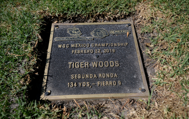 Bảng vinh danh một cú đánh của Tiger Woods vào ngày 22 tháng 2 năm 2019 trên hố thứ chín tại giải đấu golf WGC - Mexico Championship ởi Club de Golf Chapultepec.