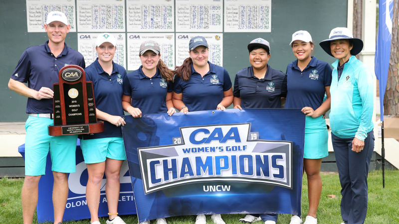 Thảo My cùng các thành viên tuyển golf UNCW vô địch CAA Women's Golf Championship hồi tháng 4/2019
