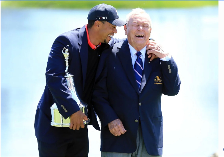 Woods được Arnold Palmer trao tặng cúp sau khi vô địch Arnold Palmer Invitational 2013 (Ảnh: David Cannon/Getty Images)