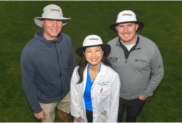 Joel Dahmen (phải), bác sĩ Susan Chon (giữa) và caddy Geno Bonalie đội mũ xô tại Torrey Pines trong chiến dịch của Trung tâm Ung thư MD Anderson để sàng lọc và phòng ngừa ung thư da (Ben Jared/PGA Tour)