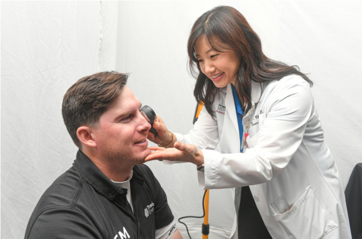 Bác sĩ Susan Chon tiến hành sàng lọc ung thư da cho Joel Dahmen (Ben Jared/PGA Tour)