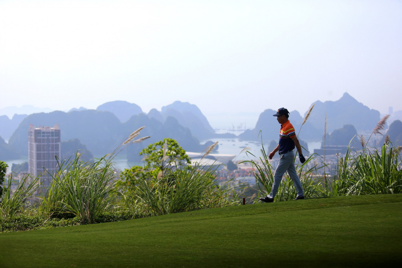 FLC Golf Club Ha Long được thiết kế bởi Schmidt-Curley Design với chiều dài 6900 yard và Par 71. Sân có độ dốc thường xuyên thay đổi, đòi hỏi người chơi phải có những cú đánh chính xác.