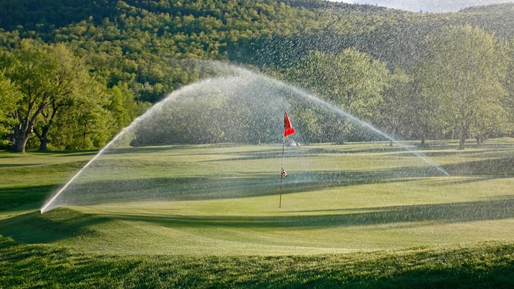 Công nghệ về hệ thống tưới tiêu giúp kiểm soát có hiệu quả lượng nước và vị trí cần tưới trên sân (Ảnh: Golf Course Industry)