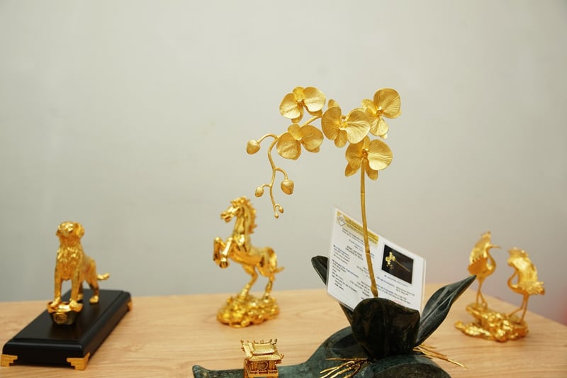 Hoa phong Lan Hồ Điệp do Royal Gift đúc vàng, có giá gần 1 tỷ đồng