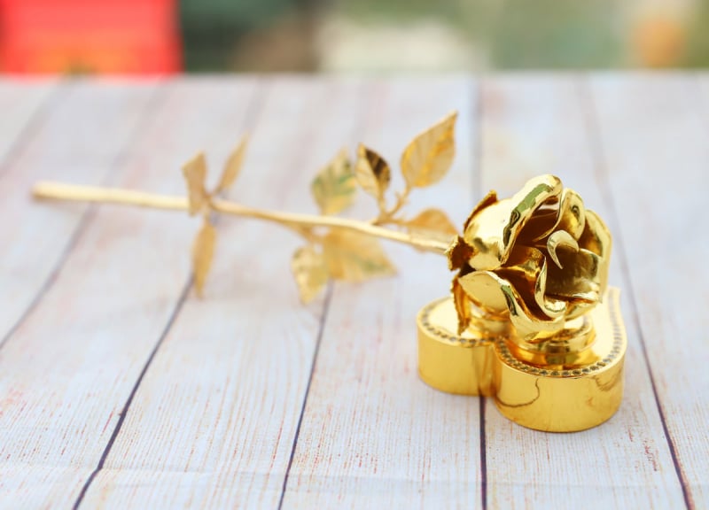 Bông hồng mạ vàng đế trái tim được chế tác thủ công tại Việt Nam