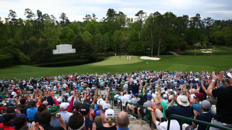 Đám đông người hâm mộ tập trung tại hố 11, Augusta National ở mùa giải trước (Ảnh: Golf.com)