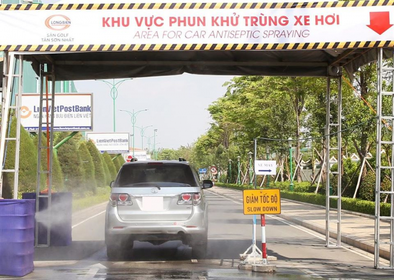 Công tác phun khử trùng xe ngay ở cổng ra vào của sân golf Tân Sơn Nhất