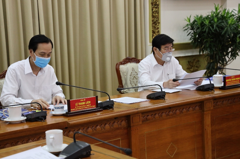 Chủ tịch UBND TP Nguyễn Thành Phong, Trưởng ban Ban chỉ đạo phòng chống dịch Covid-19 TP HCM chủ trì buổi giao ban trực tuyến (Ảnh: Trung tâm báo chí)