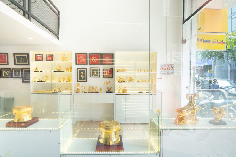 Những mẫu quà được chế tác hoàn toàn thủ công của Golden Gift tại xưởng chế tác Hà Nội