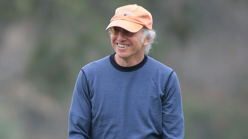 Larry David đang quyên góp tiền để giúp đỡ các caddie tại sân Riviera (Ảnh: GolfChannel)