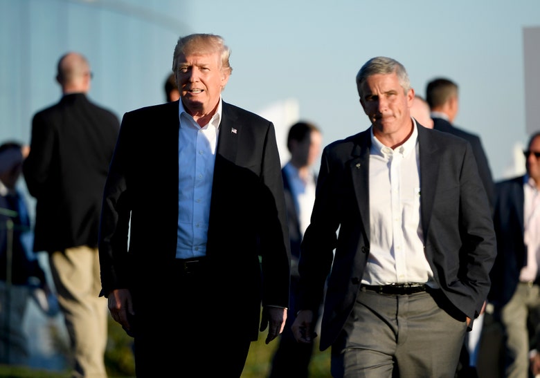 Ông Donald Trump đi dạo cùng Jay Monahan tại Presidents Cup 2017 (Ảnh: Golf Digest)