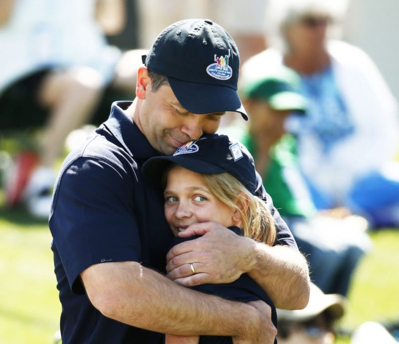 Mike Swan ôm con gái Lydia Swan sau khi cô giành chiến thắng ở hạng mục 10-11 nữ tại Chung kết Quốc gia Drive, Chip & Putt năm 2015.