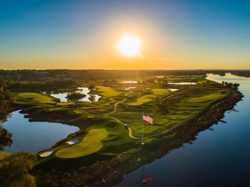 CLB golf của ông Trump tại thủ đô Washington. Sân golf nằm bên bờ sông Potomac với 2 sân 18 lỗ, trung tâm thể dục, khu thể thao dưới nước, cùng các sân tennis.
