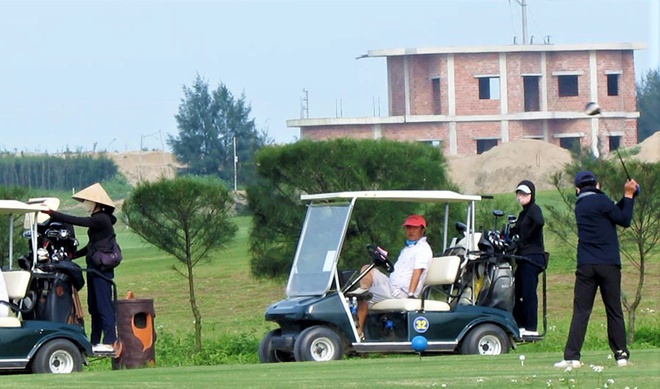 Nhiều người vẫn đến sân golf, bất chấp chỉ thị của Chính phủ. Ảnh: Vietnamnet.