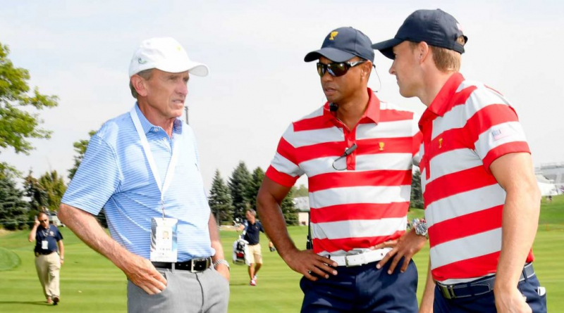 Tim Finchem (bên trái) cùng Tiger Woods và Jordan Spieth tại Presidents Cup 2017 (Ảnh: Golf.com)