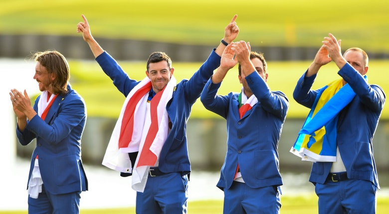 Rory McIlroy, Tommy Fleetwood, Francesco Molinari và Alex Norén chào người hâm mộ sau chiến thắng Ryder Cup 2018 tại Le Golf National, Pháp (Ảnh: Golf Digest)
