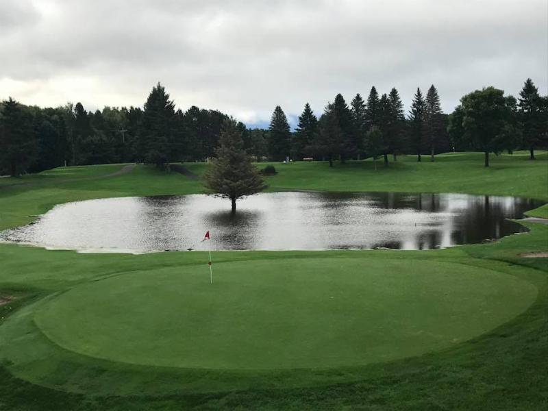 Một bẫy nước gần green hố 9, sân Cumberland Golf Course, bang Wisconsin, Mỹ